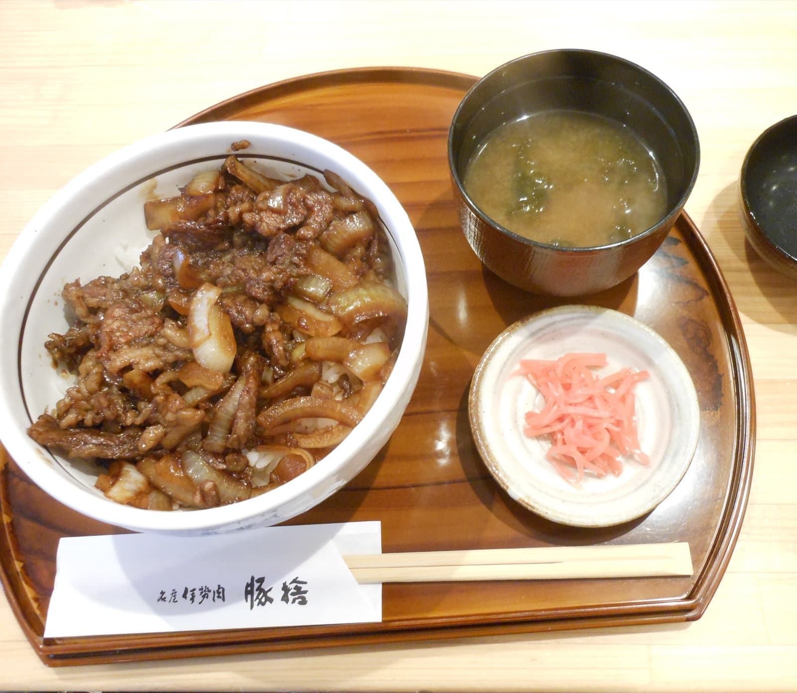 Cuenco japonés de gyudon servido con carne de ternera, cebolla y jengibre encurtido.