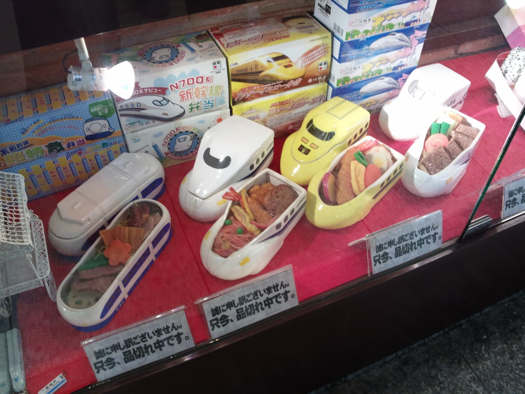Un expositor con cajas de ekiben de shinkansen a la venta en una estación de Japón.