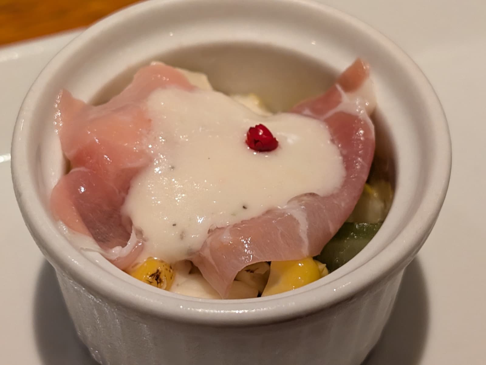Interior de un izakaya en Tokio con luz cálida, carteles colgantes y grupos comiendo juntos.