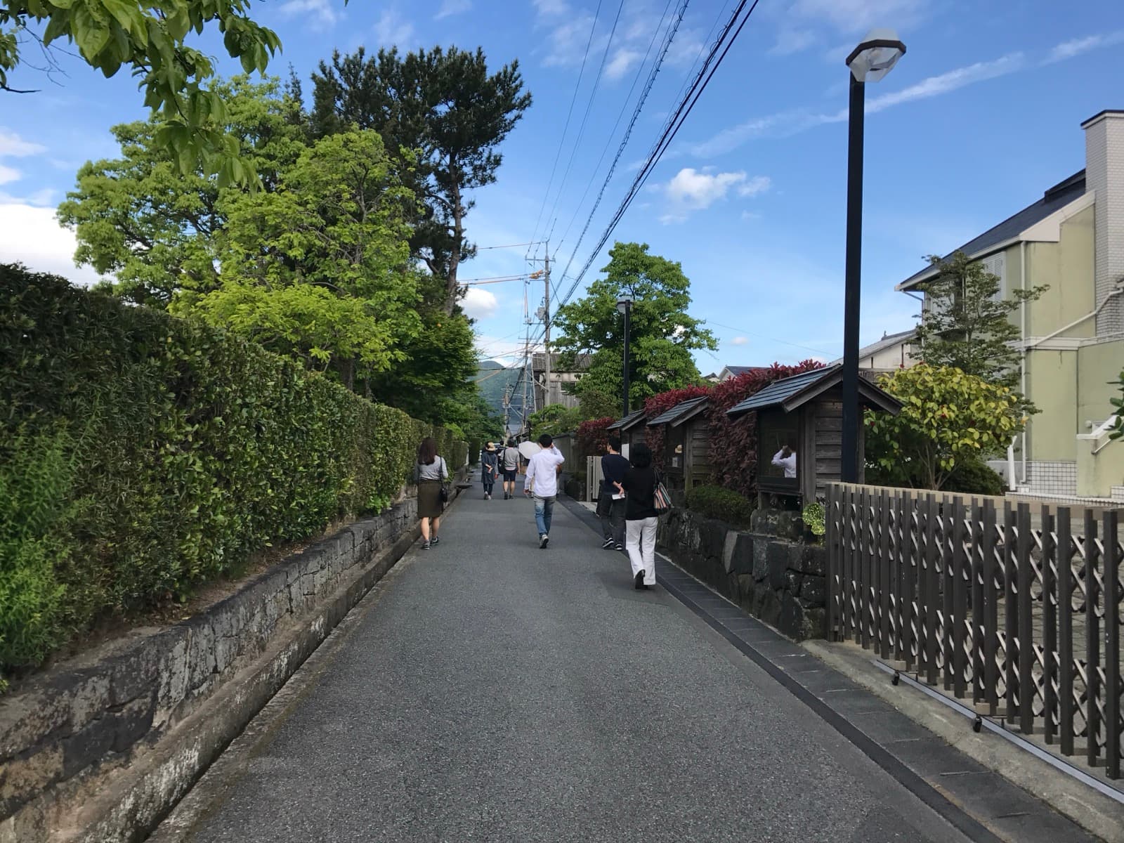 Calle estrecha tradicional con edificios de muros blancos en la ciudad castillo de Hagi, Japón.