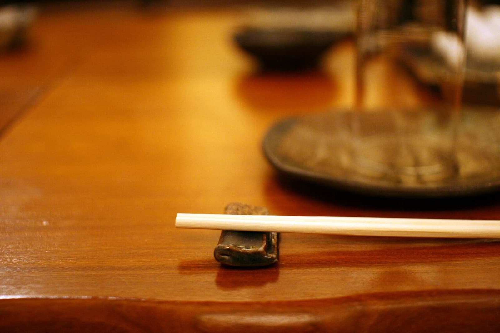 Palillos japoneses apoyados sobre un pequeño soporte hashioki.