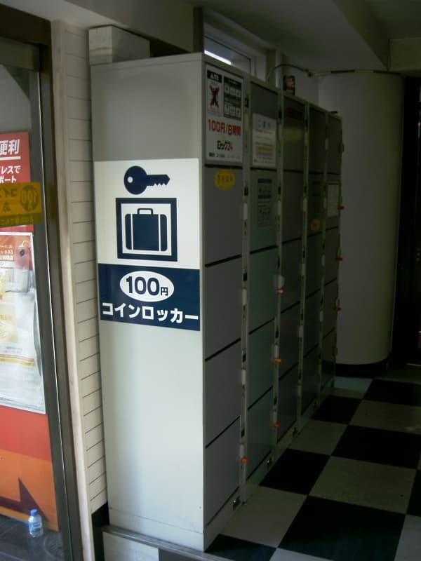 Filas de taquillas de distintos tamaños dentro de una estación japonesa.