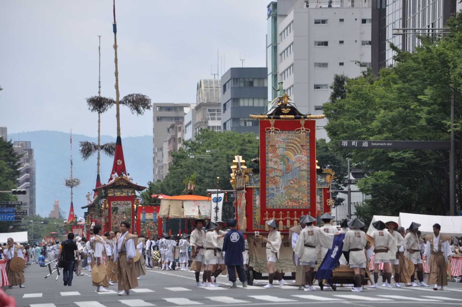 Procesión de una gran carroza durante un matsuri en Kioto, Japón.