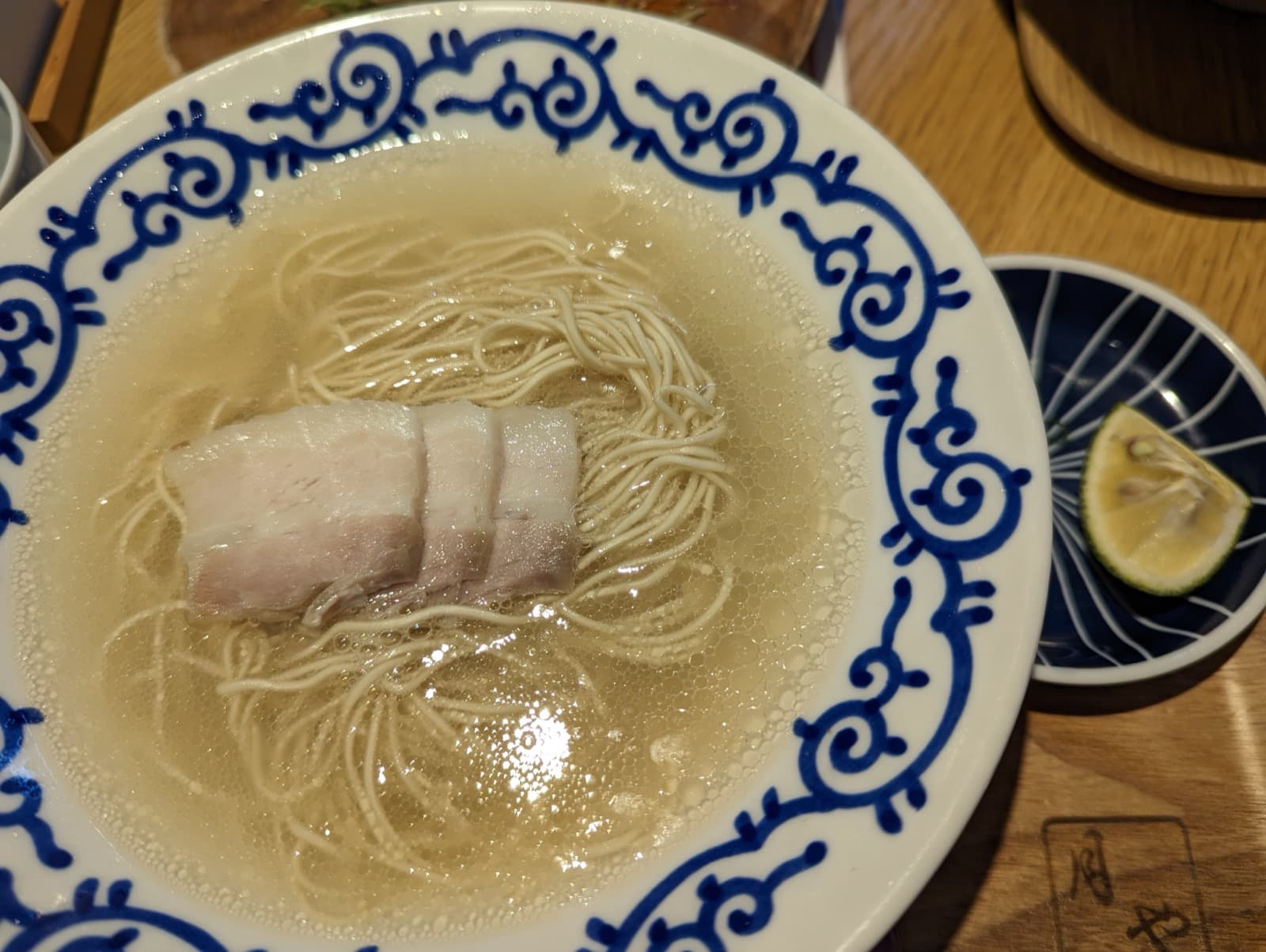 Bol de ramen tonkotsu con cerdo, huevo y cebollino.
