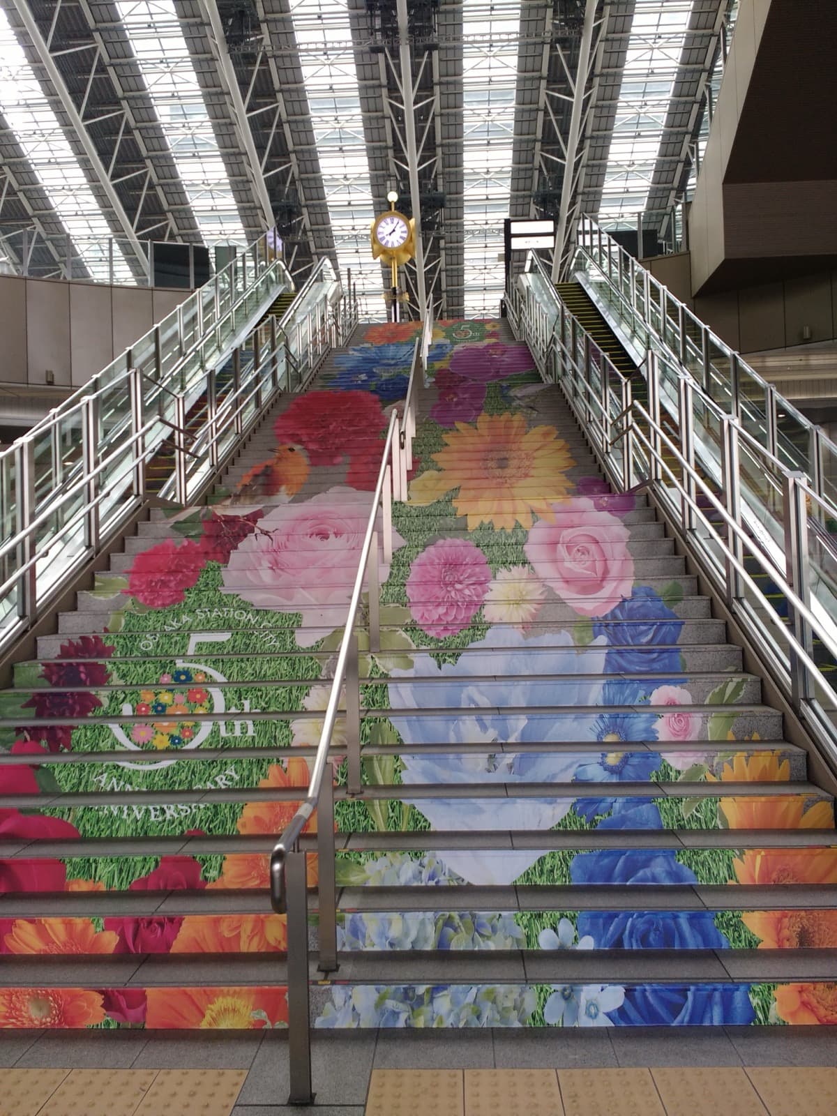 Pasajeros esperando en el andén de una estación de tren en Japón.