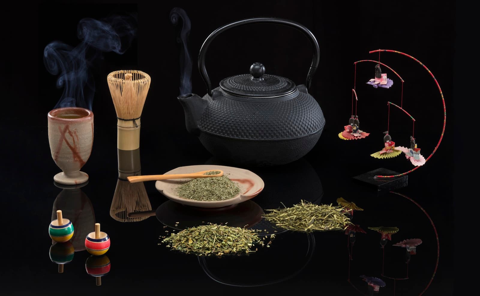 Tetera negra asociada a la cultura de la ceremonia del té japonesa.
