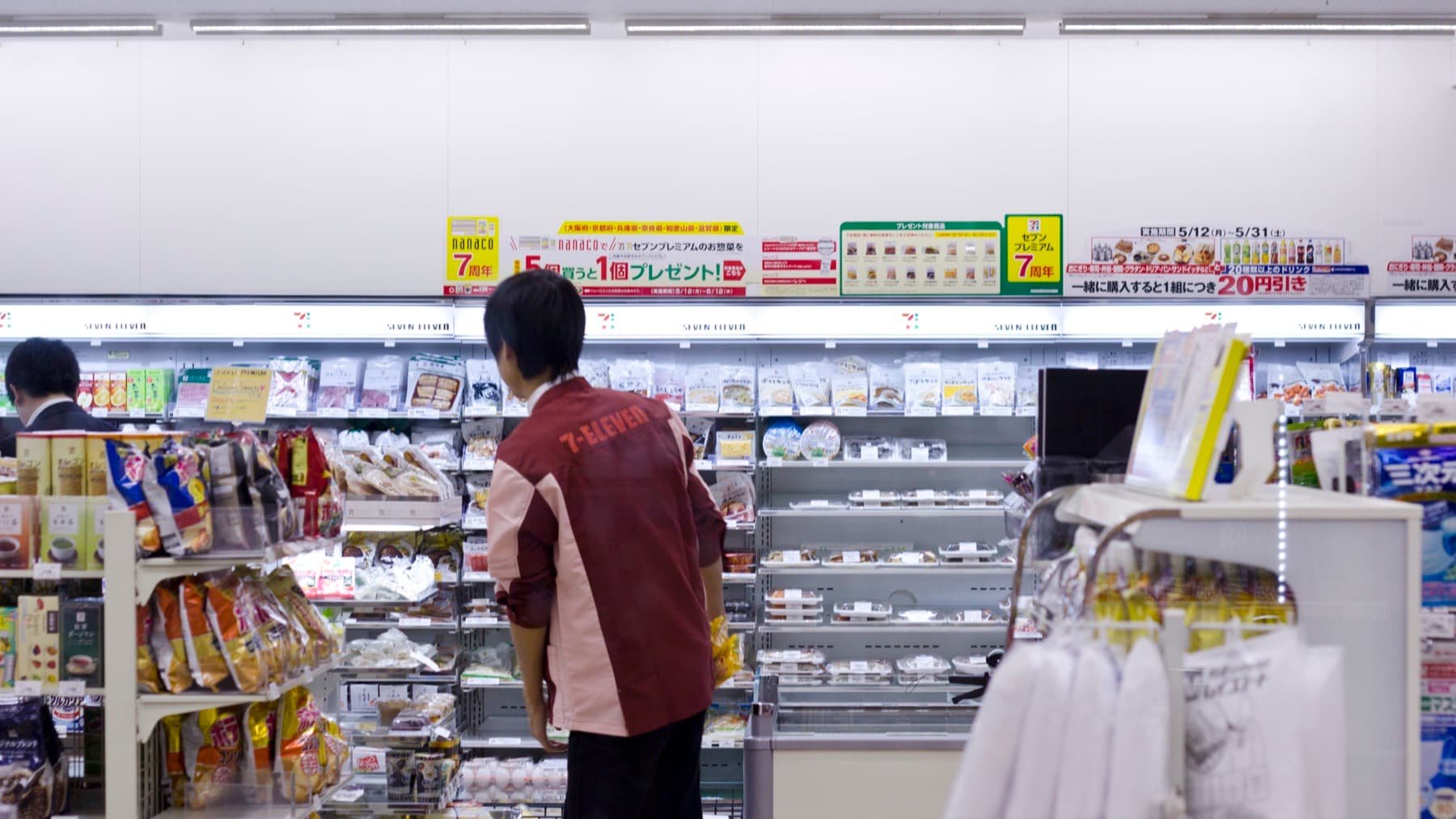 Interior de una tienda 7-Eleven en Kioto, Japón.