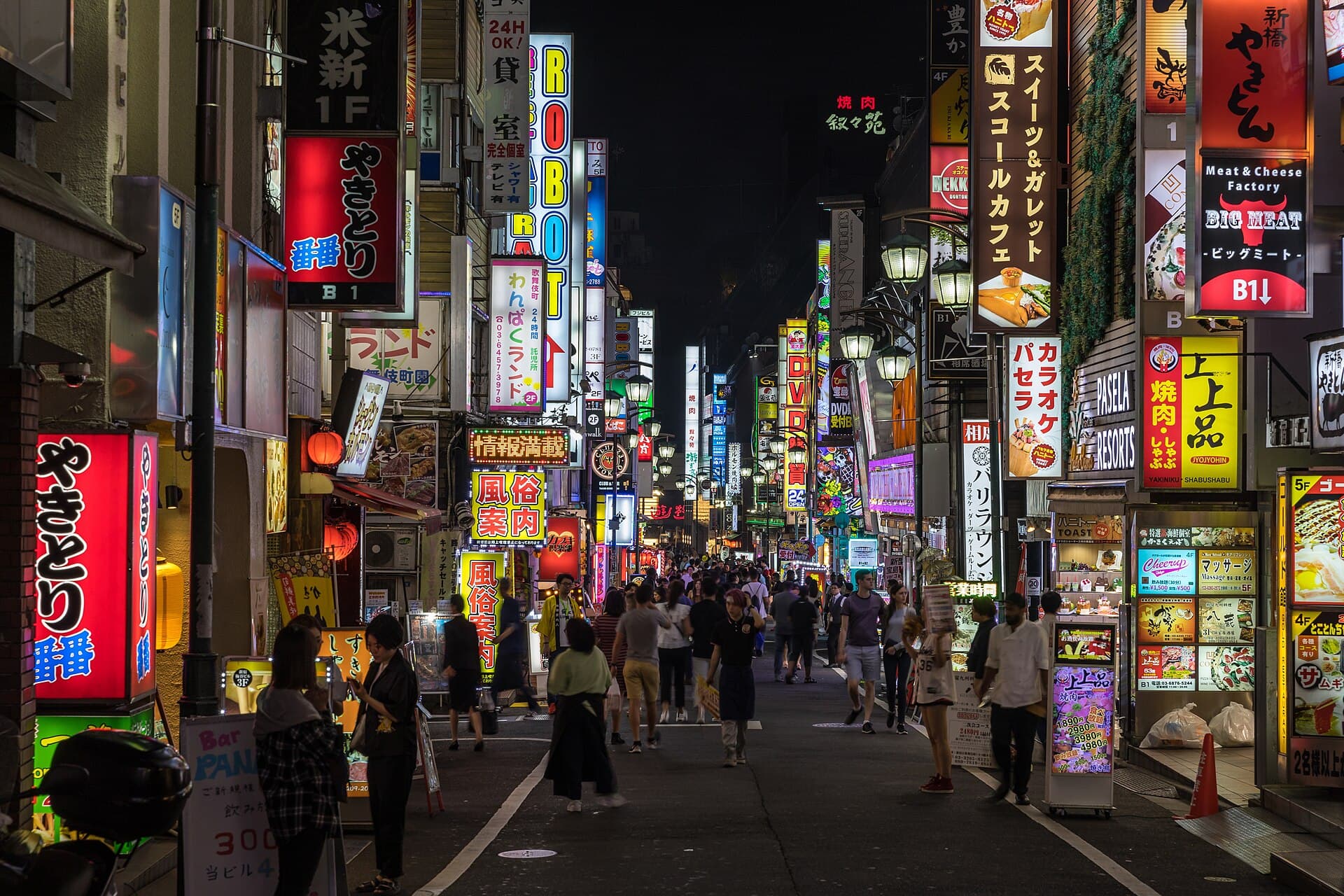 Letreros de neón coloridos en Kabukicho, Shinjuku, Tokio.