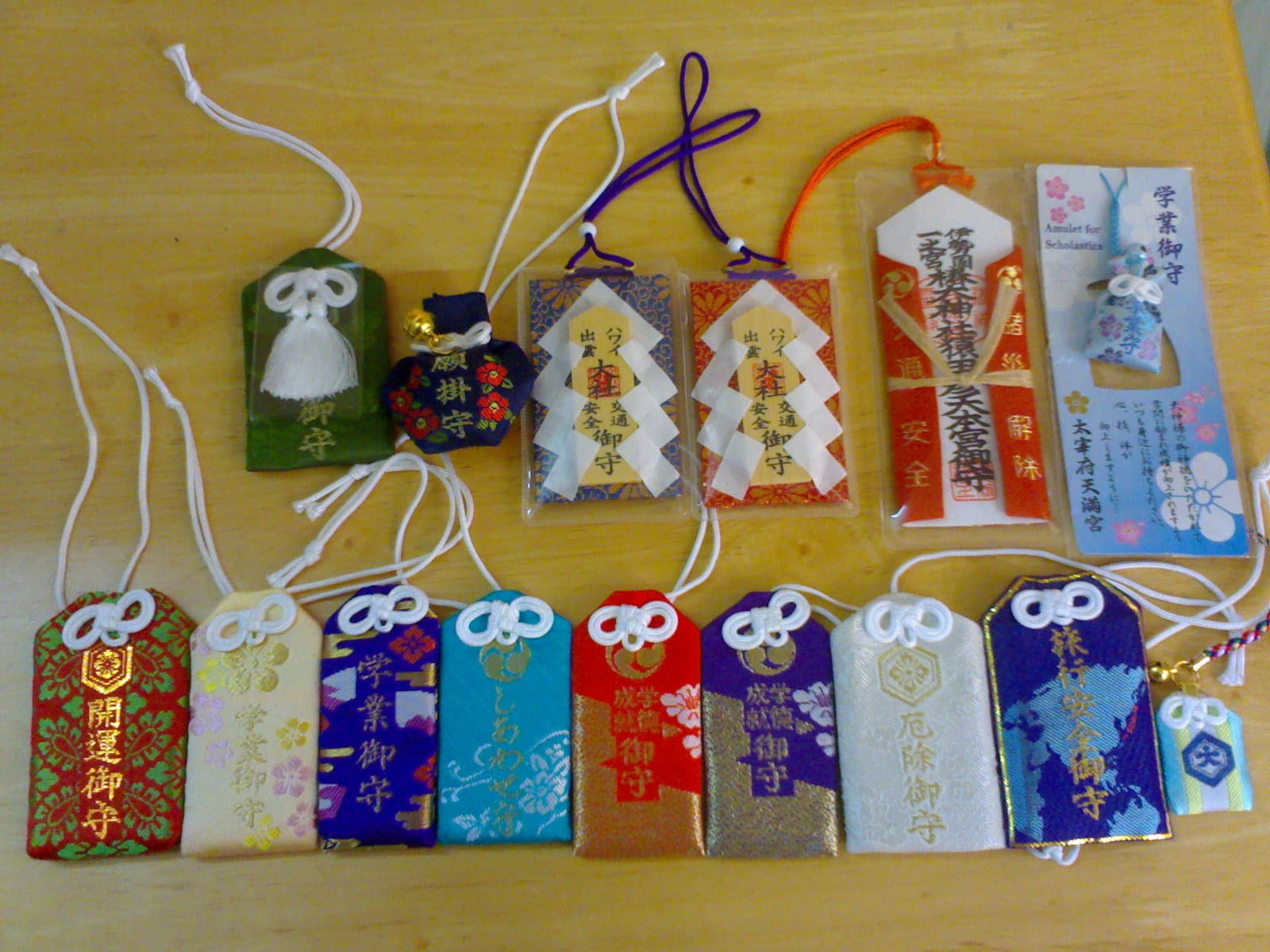 Varios amuletos omamori de colores expuestos en Japón.