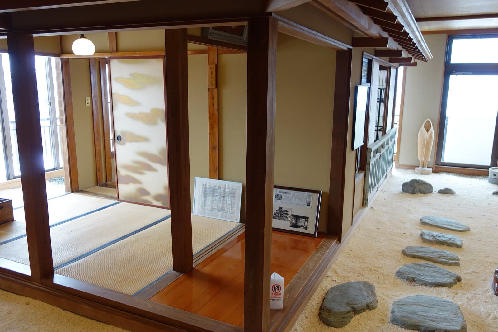 Habitación tradicional con tatami dentro del ryokan Takahan en Niigata, Japón.