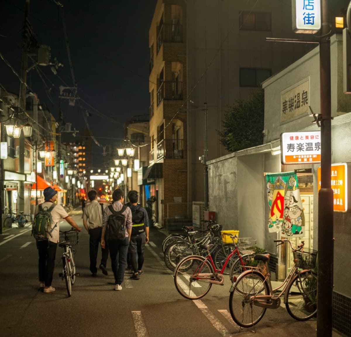 Edificio tradicional de sento en Osaka con fachada de azulejo y entrada a pie de calle.