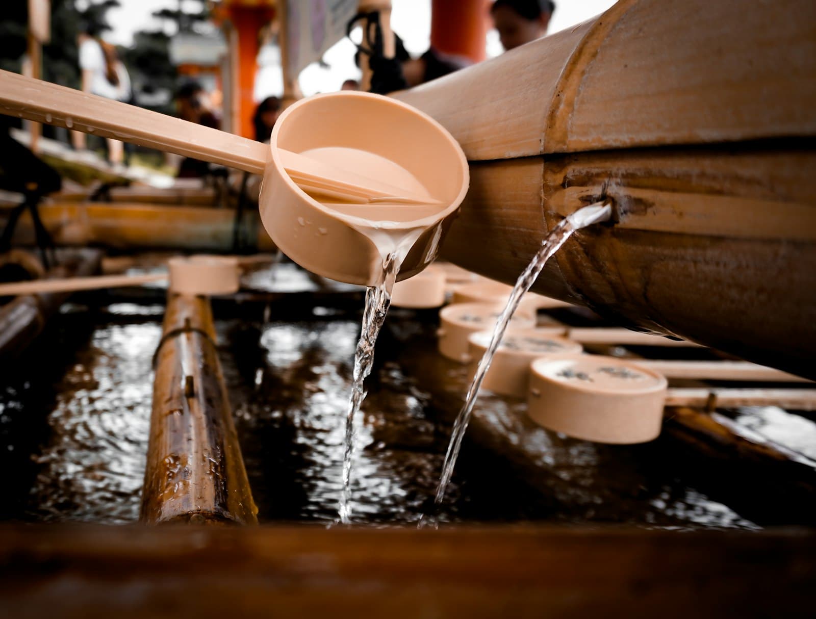 Fuente de purificación sintoísta con cucharones de madera en un santuario de Japón.