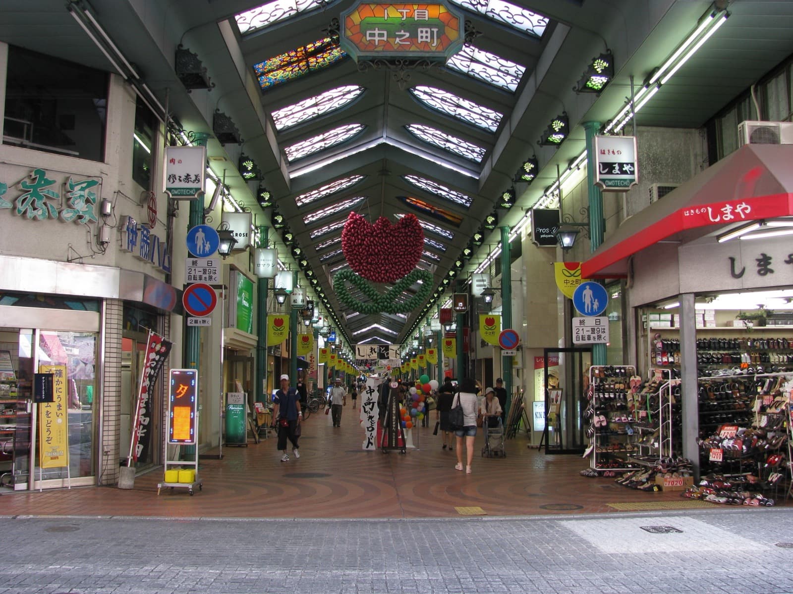 Calle comercial cubierta shotengai en Okayama, Japón.