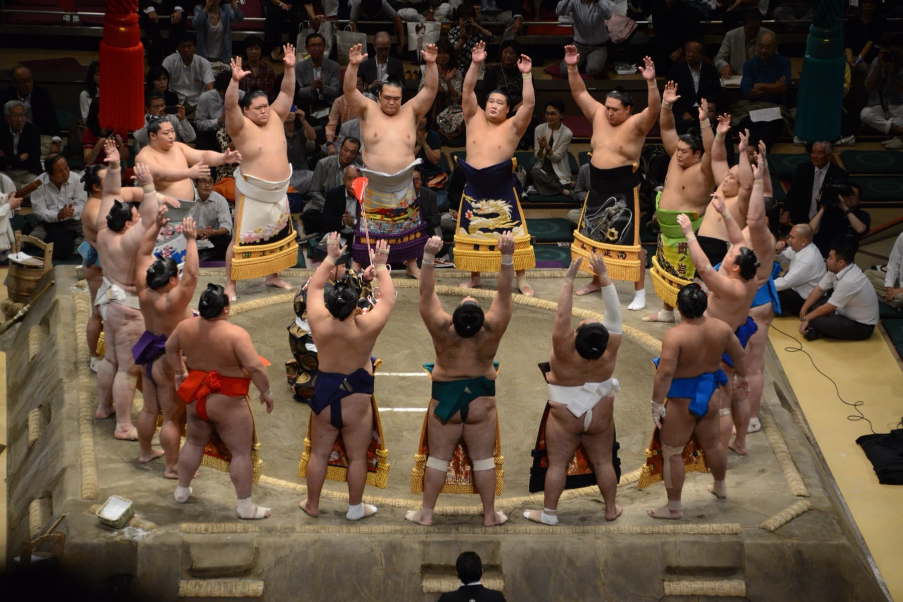 Ceremonia de entrada al ring en un torneo de sumo en Tokio.