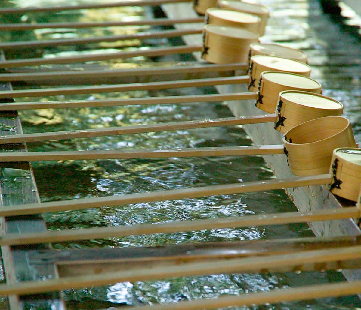 Pila de purificación de piedra en el santuario Meiji de Tokio, Japón.