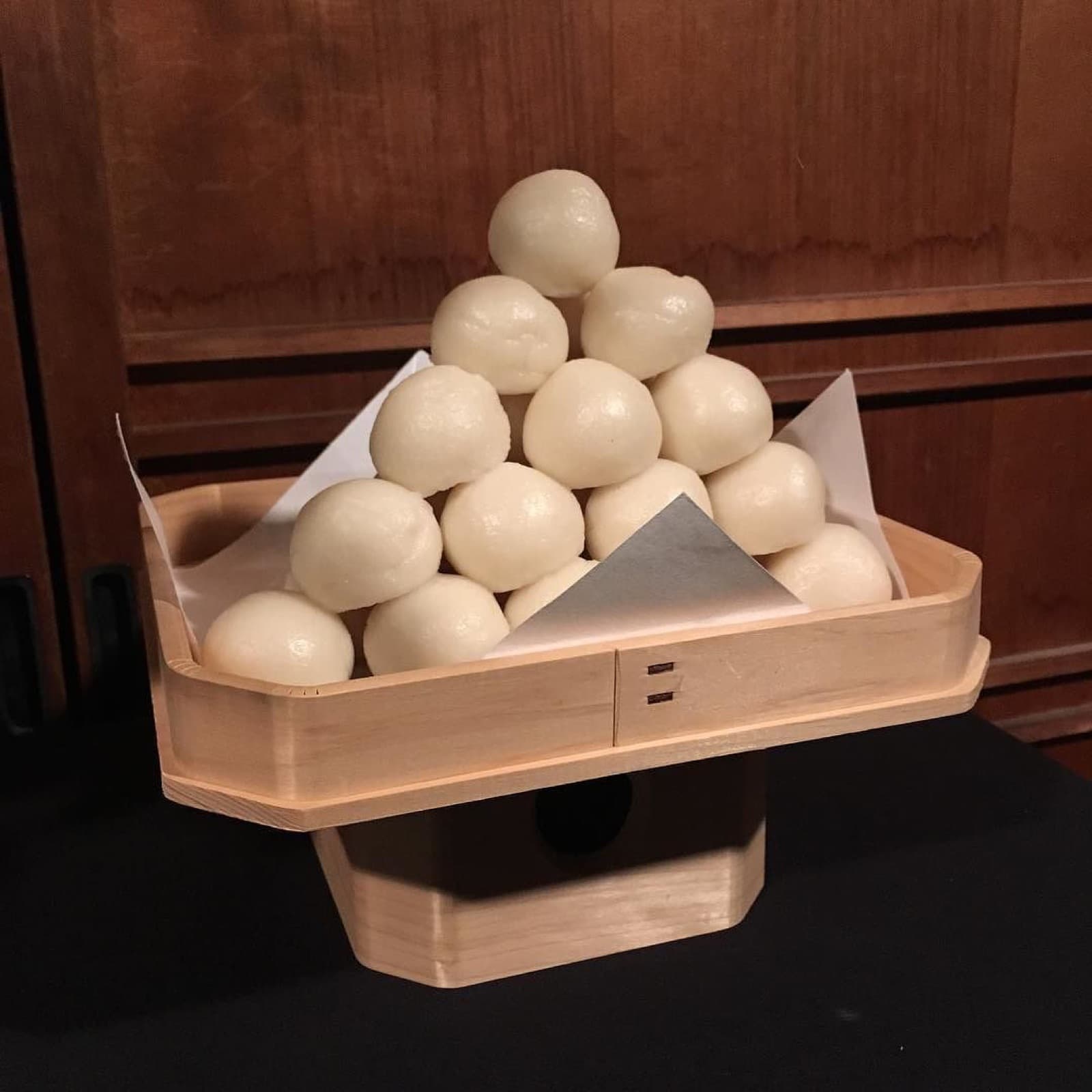 Dango de tsukimi colocados como ofrenda para contemplar la luna.