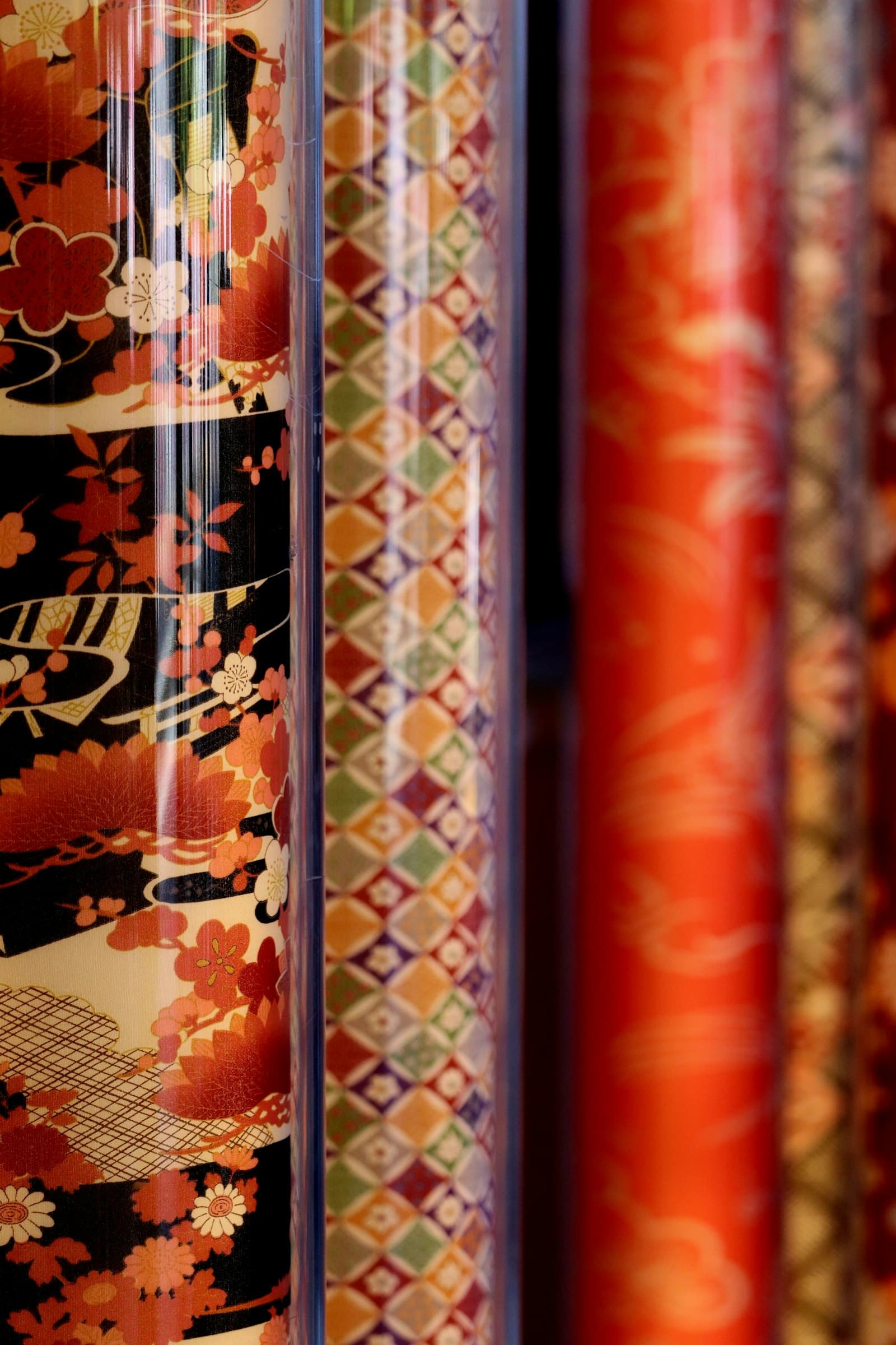 Rollos decorativos de papel de regalo con patrones fotografiados en Kioto, Japón.